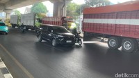 Antre Solar, Truk Parkir di Bawah Jalan Layang Pettarani Makassar
