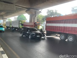 Antre Solar, Truk Parkir di Bawah Jalan Layang Pettarani Makassar