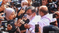 Tak Ditahan Usai Diperiksa, Sestama BNPB Rustian Tinggalkan KPK