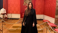 Gaya Elegan Serba Hitam Sofia Vergara ke Kensington Palace