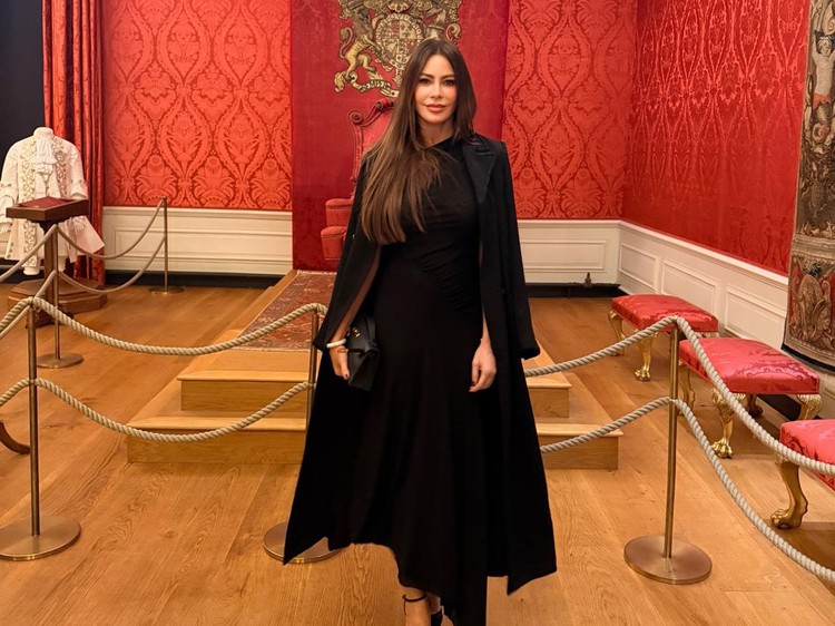 Gaya Elegan Serba Hitam Sofia Vergara ke Kensington Palace