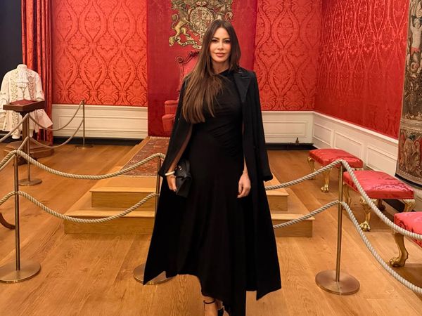 Gaya Elegan Serba Hitam Sofia Vergara ke Kensington Palace