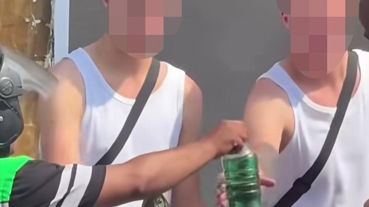 Viral Pria Berbaju Ojol Jual Bensin Rp 200 Ribu Sebotol ke Bule Canggu