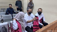 Tampang Eks Kadis ESDM Jatim Aris Mukiyono Jalani Sidang Perdana