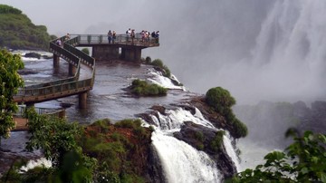 Lonjakan Debit Sungai Paksa Penutupan Destinasi Wisata Ikonik Argentina