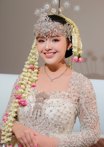 Amanda Manopo Memukau dengan Kebaya Sunda dan Siger Perak yang Menawan