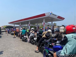 Panjangnya Antrean Warga Berburu Pertalite Langka di Jatim