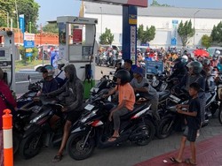 Antrean BBM di SPBU Jember Mengular