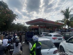 Makin Parah, Antrean BBM di Karangasem Mengular hingga 2 Km