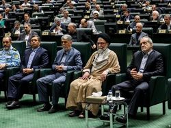Di Tengah Perang Lawan AS, Pemerintah Iran Digoyang Kaum Garis Keras