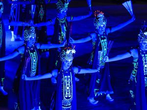 Gandrung Sewu 2026, pagelaran budaya ke-14, hadir dengan konsep glow in the dark. 1.300 penari akan tampil di Pantai Boom, Banyuwangi, 24 Oktober.