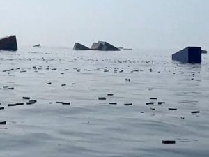 Kapal Kargo Singapura Tenggelam di Selat Hormuz, Ribuan Kontainer Hanyut