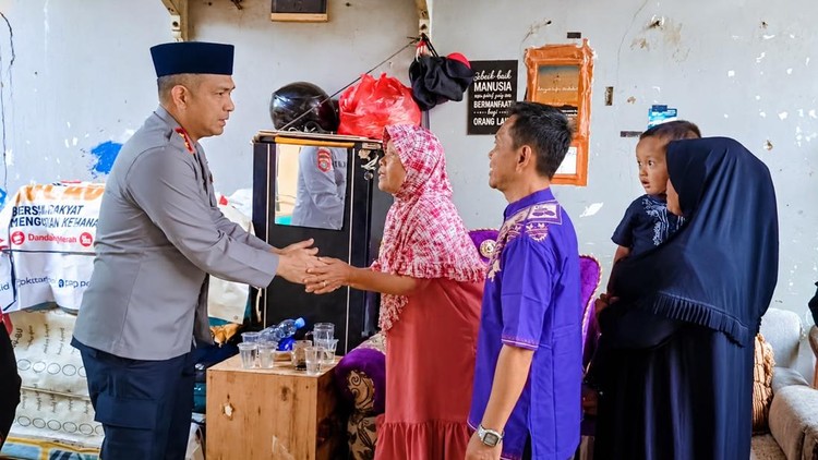 Kapolres Tangsel Melayat ke Rumah Duka Korban Ledakan Pasar Cimanggis