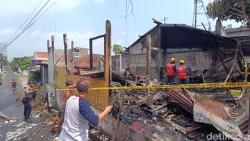Kompor Diduga Meledak, Warung Padang di Purwokerto Ludes Terbakar