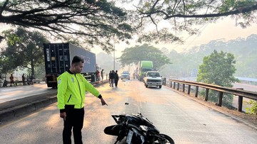 Pemotor Tewas Terlindas Truk Boks di Pantura Batang