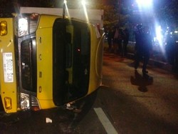 Truk Box Terguling di Soekarno Hatta Bandung, Sopir Diduga Lalai