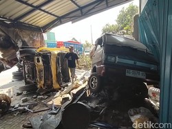 Truk Muat Bir Seruduk Kendaraan dan 2 Rumah Tewaskan 2 Orang di Nganjuk