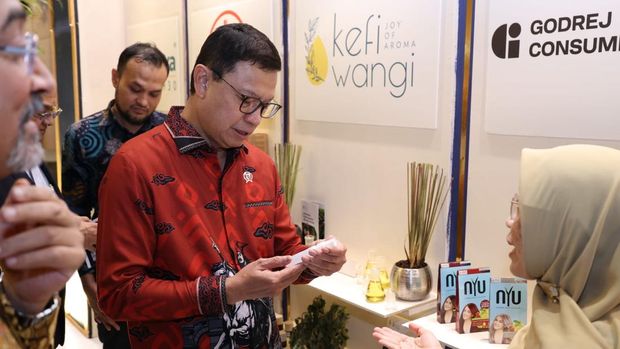 Kerja sama Indonesia dan India di sektor farmasi memiliki peluang lebih besar selain memperluas perdagangan obat-obatan. Di balik hubungan bisnis kedua negara, terdapat agenda strategis yang menentukan masa depan industri kesehatan: membangun sistem regulasi yang mampu mendorong investasi, mempercepat inovasi, dan memastikan keselamatan masyarakat tetap menjadi prioritas.Pesan itu menjadi salah satu pokok pembahasan Kepala Badan Pengawas Obat dan Makanan (BPOM) RI Prof. dr. Taruna Ikrar, M.Biomed, Ph.D.,  dalam forum eksklusif India Indonesia Chamber of Commerce (IndCham) bertajuk Indonesia’s Regulatory Direction for Pharmaceuticals, Food & Healthcare, di Hotel Ritz Carlton, Mega Kuningan, Rabu (14/10/2026).