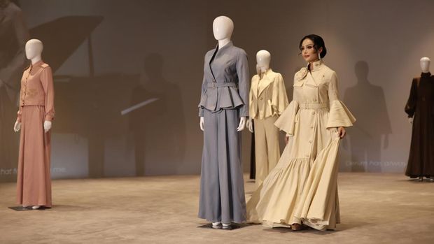 Koleksi "POISE" Ayu Dyah Andari x Kris Dayanti