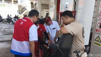 Anggota TNI Dikerahkan Jadi Operator SPBU yang Buka 24 Jam di Bali