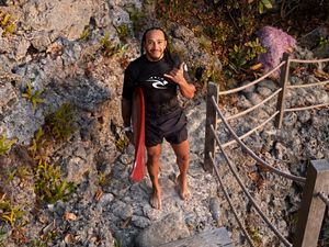 Lewis Hamilton Santai Berselancar di Uluwatu