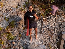 Lewis Hamilton Santai Berselancar di Uluwatu