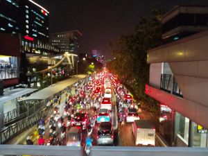 Jalan MT Haryono Arah Halim Macet, Motor-Mobil Masuk Jalur Busway