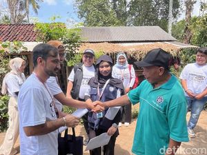 Unair FIKKIA Boyong Mahasiswa 6 Negara Edukasi Warga Tamansari