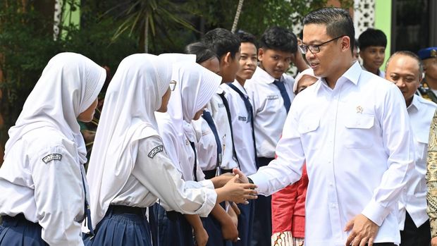 Menteri Koordinator Bidang Pembangunan Manusia dan Kebudayaan (Menko PMK), Sugiono, meninjau langsung operasional layanan dan pelaksanaan pengecekan kesehatan bagi peserta didik di SMP Negeri 202 Jakarta, Kamis (15/10).