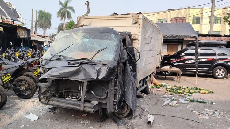 Kuatnya Ledakan di Pasar Cimanggis Bikin Mobil Boks Sampai Terpental
