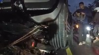 Video: Mobil Listrik Tabrak Atrean BBM di Jembrana, 8 Motor Ringsek