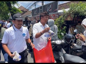 Pegawai Pemkab Badung Bagikan Makanan-Air Minum untuk Warga Antre BBM