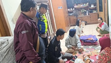 Bayi Perempuan Ditemukan di Depan Rumah Warga Blitar, Ortu Diburu