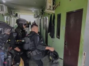 Operasi Sarang Narkoba di Kampung Ambon, Pengedar Lapak Ditangkap!