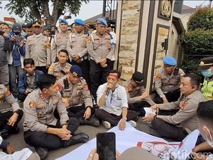 Polisi Didesak Usut Tuntas Pengeroyokan Jurnalis Saat Liput Demo di Polda Sumsel