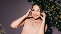 8 Potret Rossa Rayakan Ultah ke-48, Tampil Awet Muda Pakai Dress Warna Nude