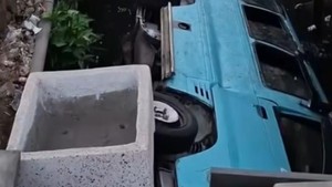 Angkot Terjun ke Drainase Jalan Urip Makassar, Sopir Luka