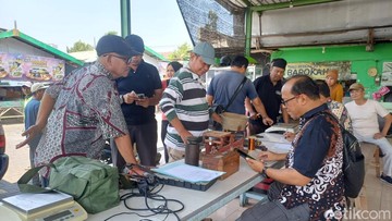 Dinkopumdag Sisir Timbangan Pedagang di Pasar Siwalankerto Surabaya