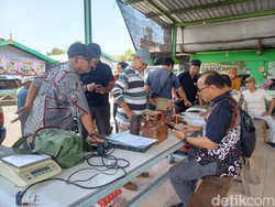 Dinkopumdag Sisir Timbangan Pedagang di Pasar Siwalankerto Surabaya