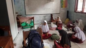 Kekurangan Kelas, Siswa SD di Pandeglang Belajar di Musala dan Perpustakaan