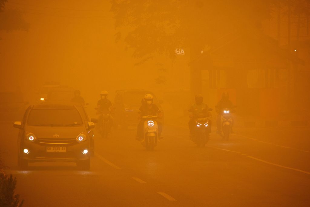 Suasana saat kabut kebakaran hutan menyelimuti kota Palangkaraya, provinsi Kalimantan Tengah, Rabu (14/10/2026). (REUTERS/Arief Rahman Septian Prathama) Suasana saat kabut kebakaran hutan menyelimuti kota Palangkaraya, provinsi Kalimantan Tengah, Rabu (14/10/2026). (REUTERS/Arief Rahman Septian Prathama)