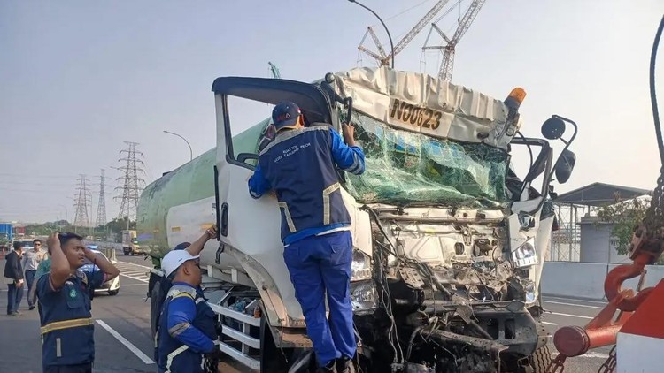 Tabrakan 2 Truk di Tol Cakung Tewaskan 1 Orang, Diduga karena Microsleep