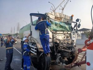 Tabrakan 2 Truk di Tol Cakung Tewaskan 1 Orang, Diduga karena Microsleep