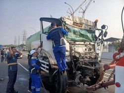 Tabrakan 2 Truk di Tol Cakung Tewaskan 1 Orang, Diduga karena Microsleep