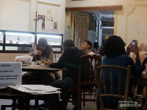 Ada Kedai Roti di Bandung yang Ramainya Nggak Kenal Jam