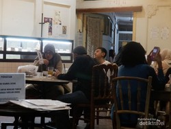 Terpopuler: Kedai Roti di Bandung yang Ramainya Nggak Kenal Jam 