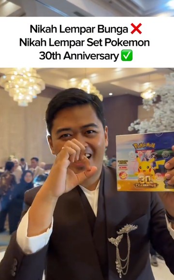 Aksi Pengantin Pria Ganti Buket Bunga dengan Kartu Pokemon Langka Saat Resepsi