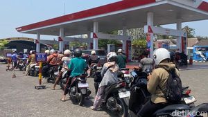 Warga Blitar Antre Panjang untuk Mendapatkan Pertalite