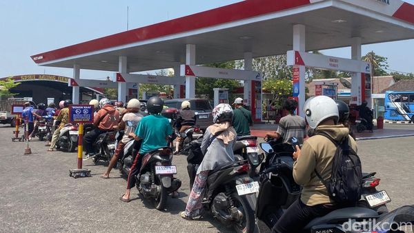 Warga Blitar Antre Panjang untuk Mendapatkan Pertalite