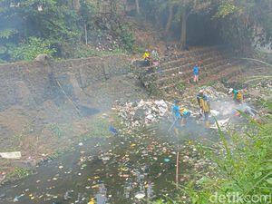 Debit Air Surut Sungai Ciloseh Tasikmalaya jadi Tempat Sampah